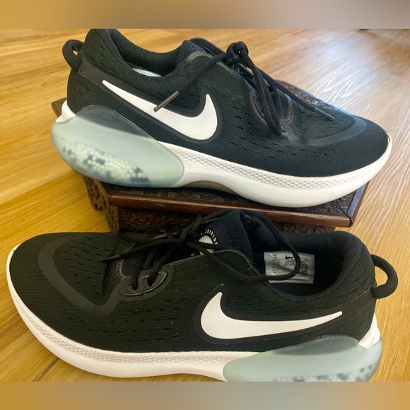 ❤️🔥❤️🔥Nike Joyride Swish Comfort Running Walking Black & White Tennis Shoes - Picture 3 of 9